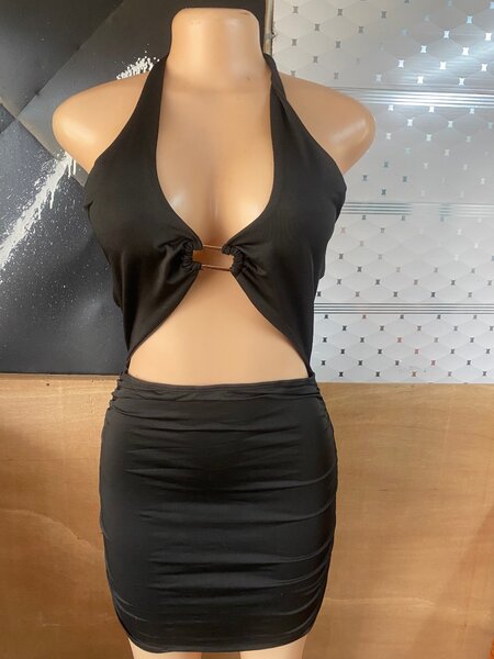 Robe Noire Échancrée Chic