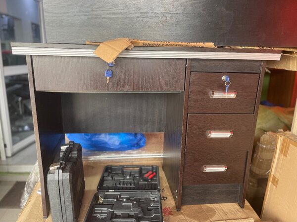 Bureau contemporain avec tiroirs