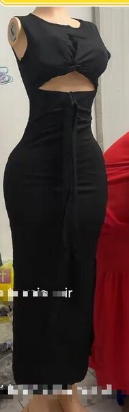 Robe élégante noire découpée