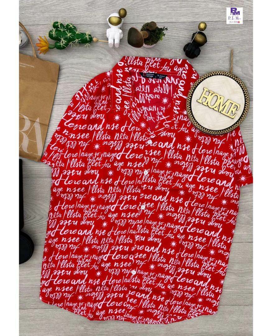 Chemise rouge à motifs stylés