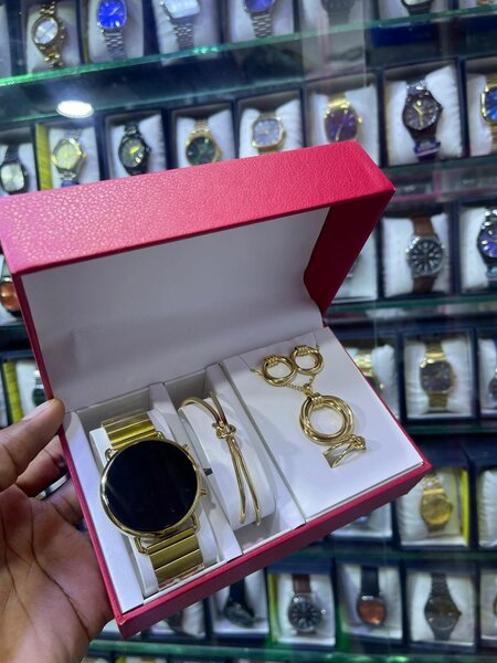 Ensemble Montre et Bijoux Dorés