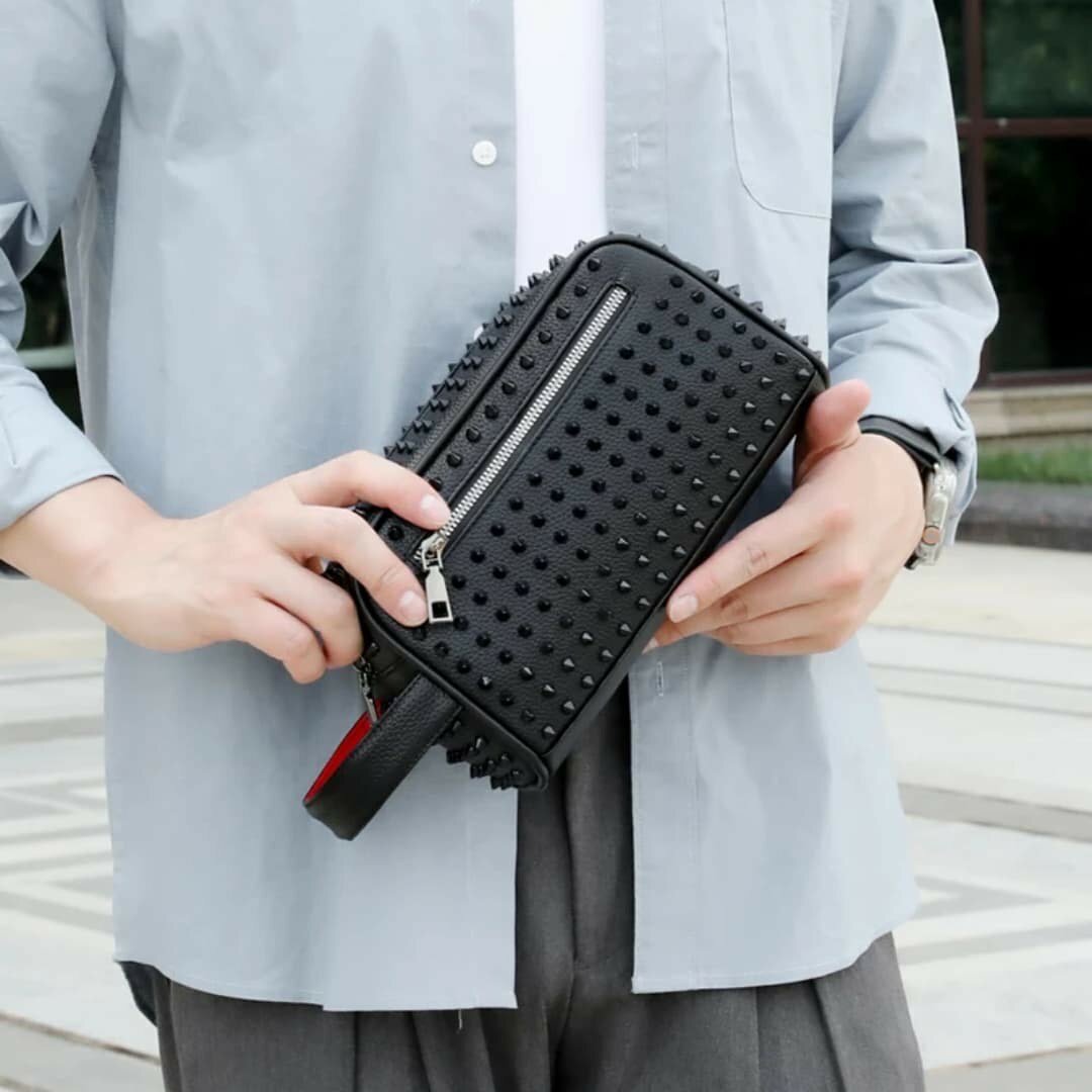 Trousse en cuir cloutée