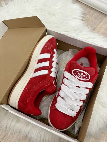 Baskets rouges en daim tendance