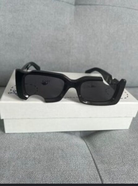 Lunettes de soleil noires style moderne