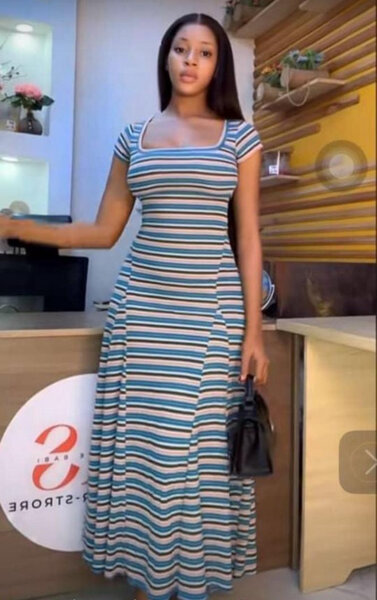 Robe longue rayée élégante