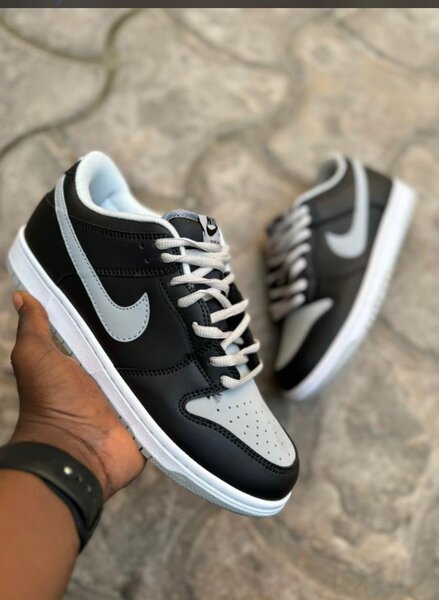 Chaussures baskets Nike noir gris original avec le carton