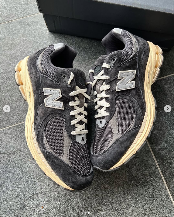 Кроссовки NB 2002R серый,кремовый