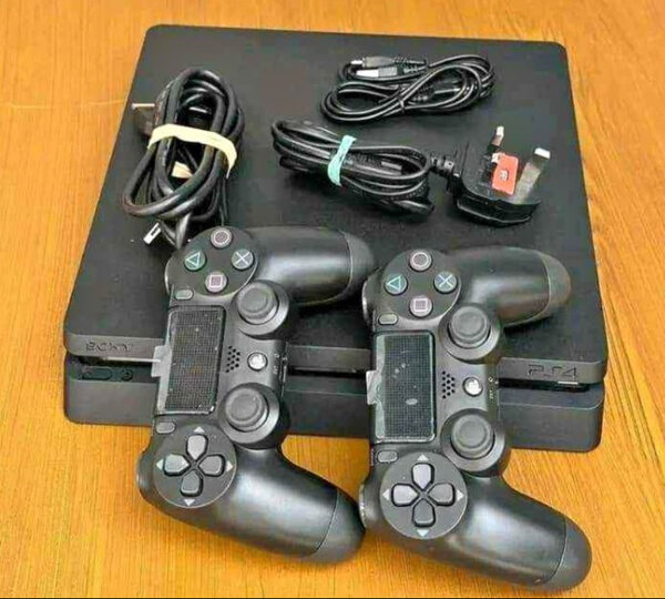 Console Sony PS4 avec manettes
