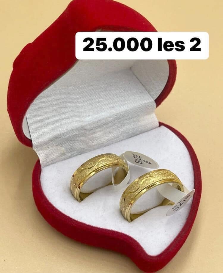 Jolie bague de Mariage et de fiançailles avec la vague
