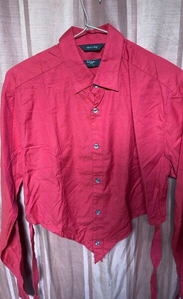 Chemise rouge asymétrique