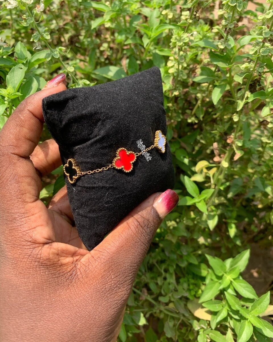 Multi Pearl Clover bracelet (multi colored)