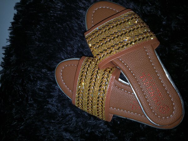 Sandales perlées dorées