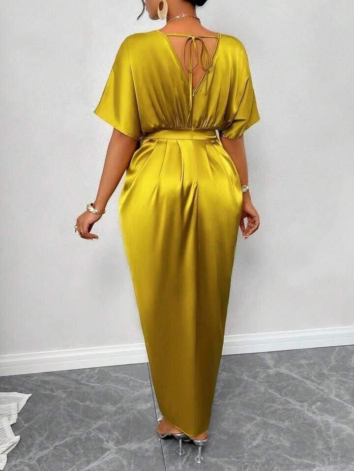 Robe satinée élégante dorée