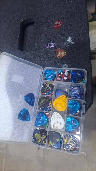 Lot de médiators guitare variés