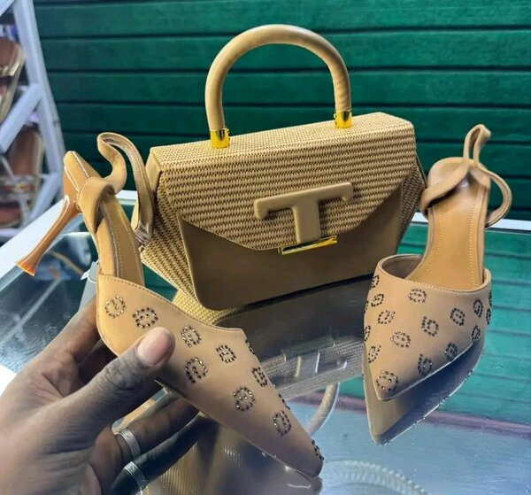 Chaussures à talons avec sac assorti