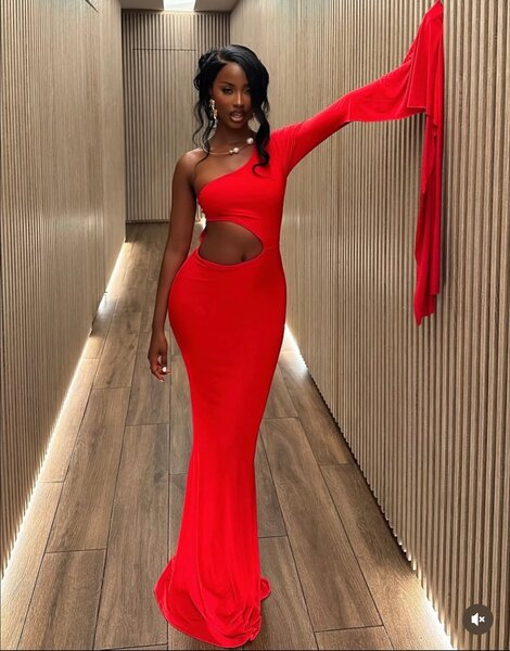 Robe rouge à une épaule élégante