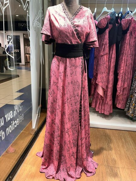 Robe longue élégante ceinturée