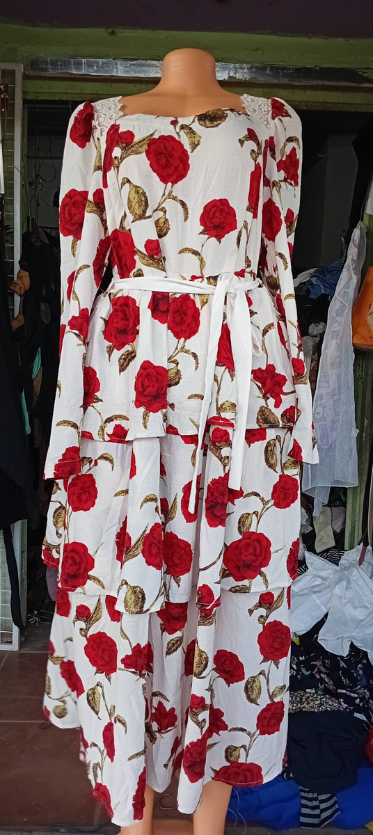 Long dress with rose patterns