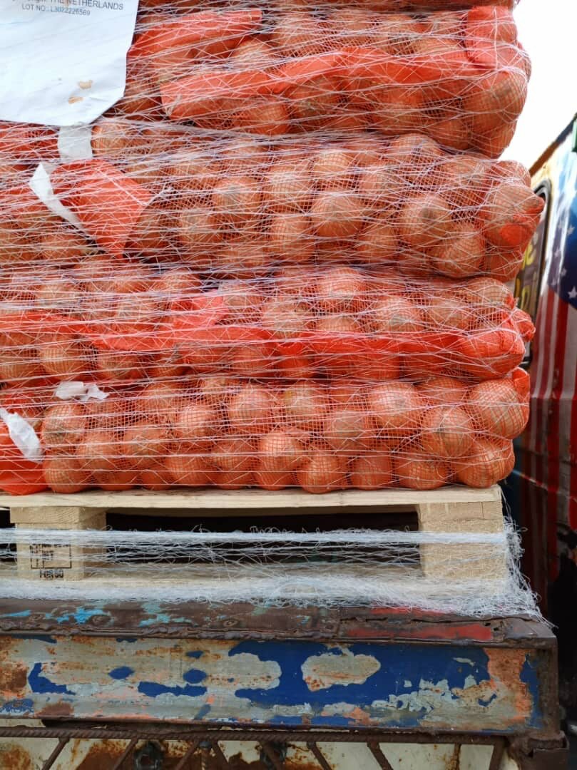 Oignons frais en gros sac