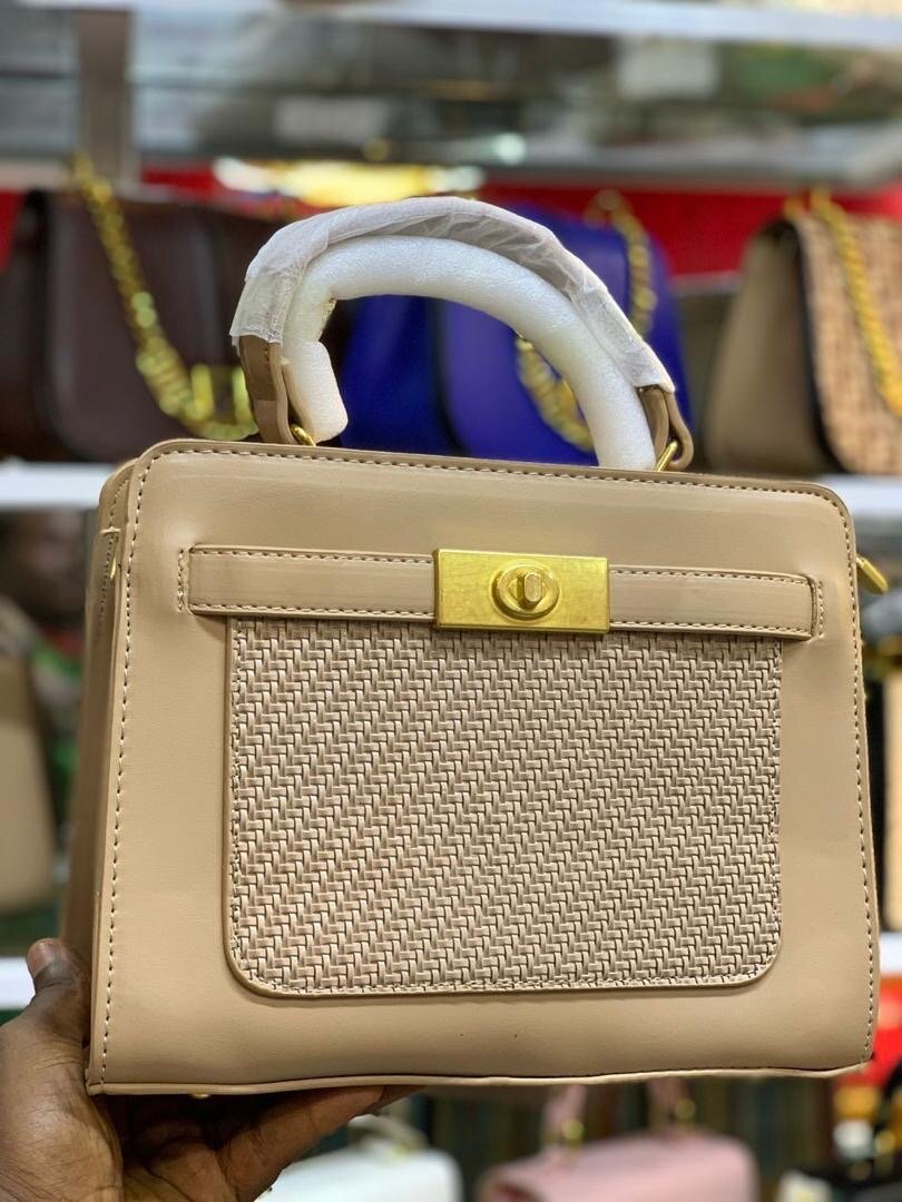 Sac à main en cuir tissé élégant