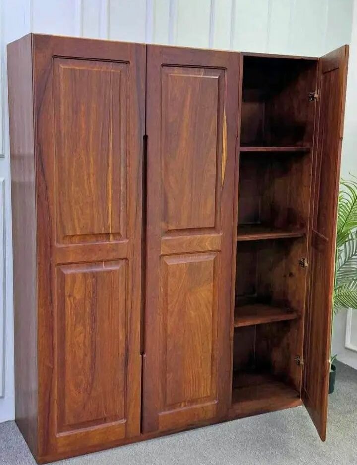Armoire en bois massif élégante