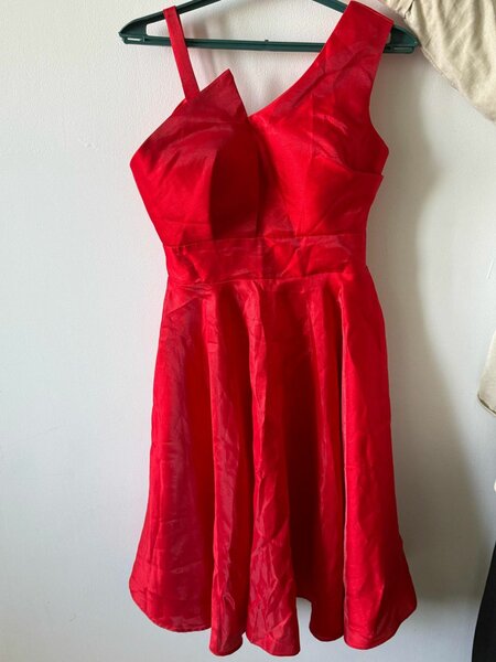 Красное платье ниже колен