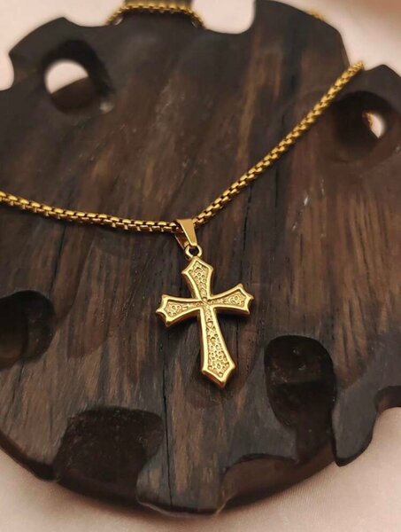 Collier croix dorée élégante
