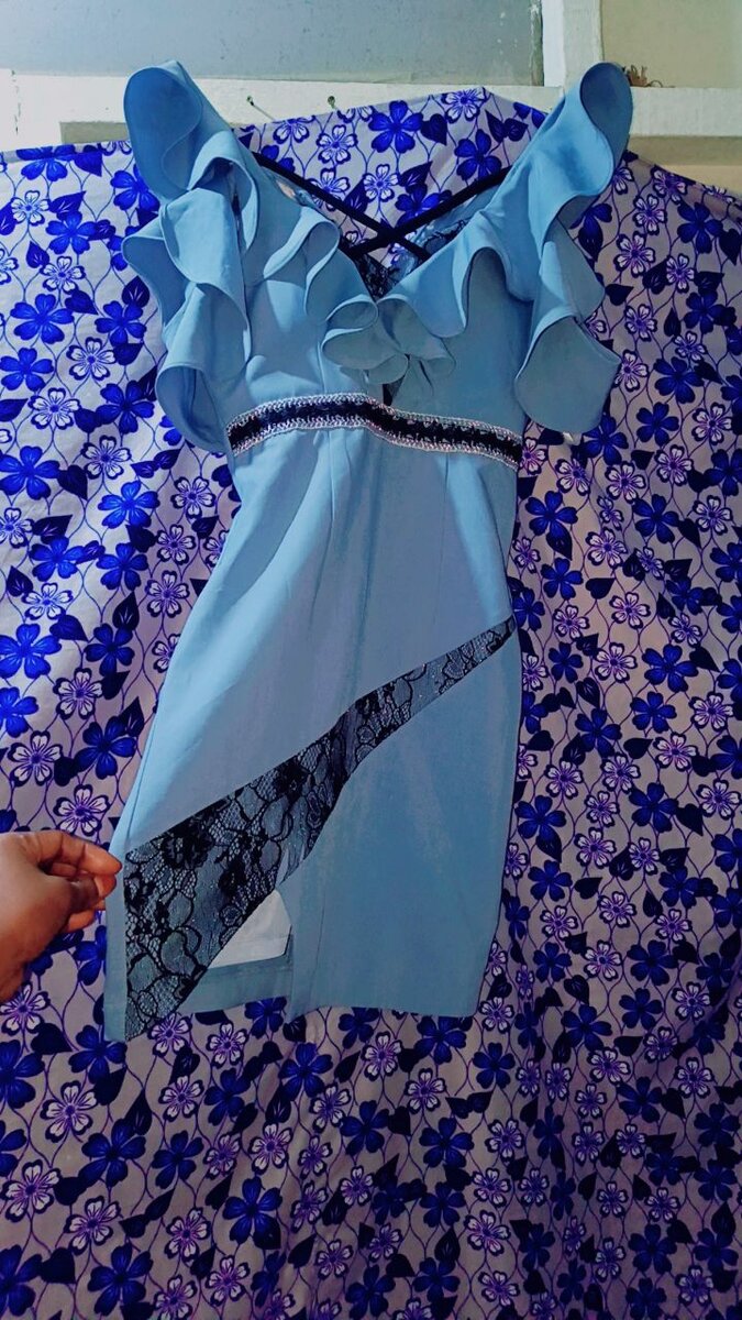 Robe élégante bleu à volants