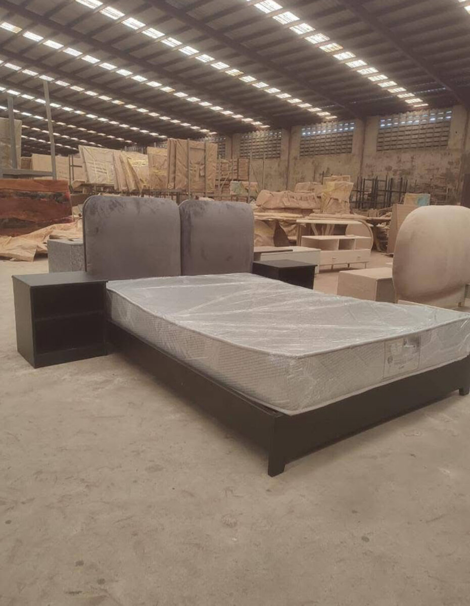 Lit double en bois moderne