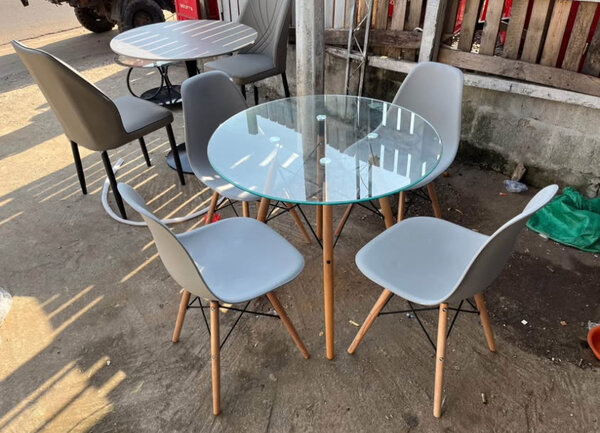 Set de table et chaises modernes