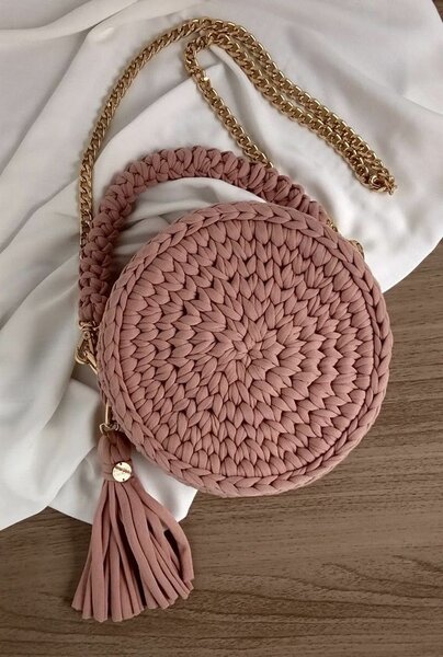 Sac rond tressé avec pompon