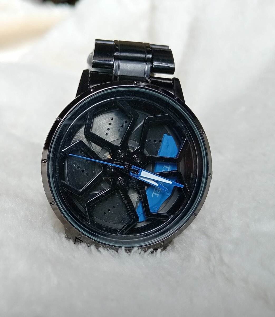 Car lovers watch
