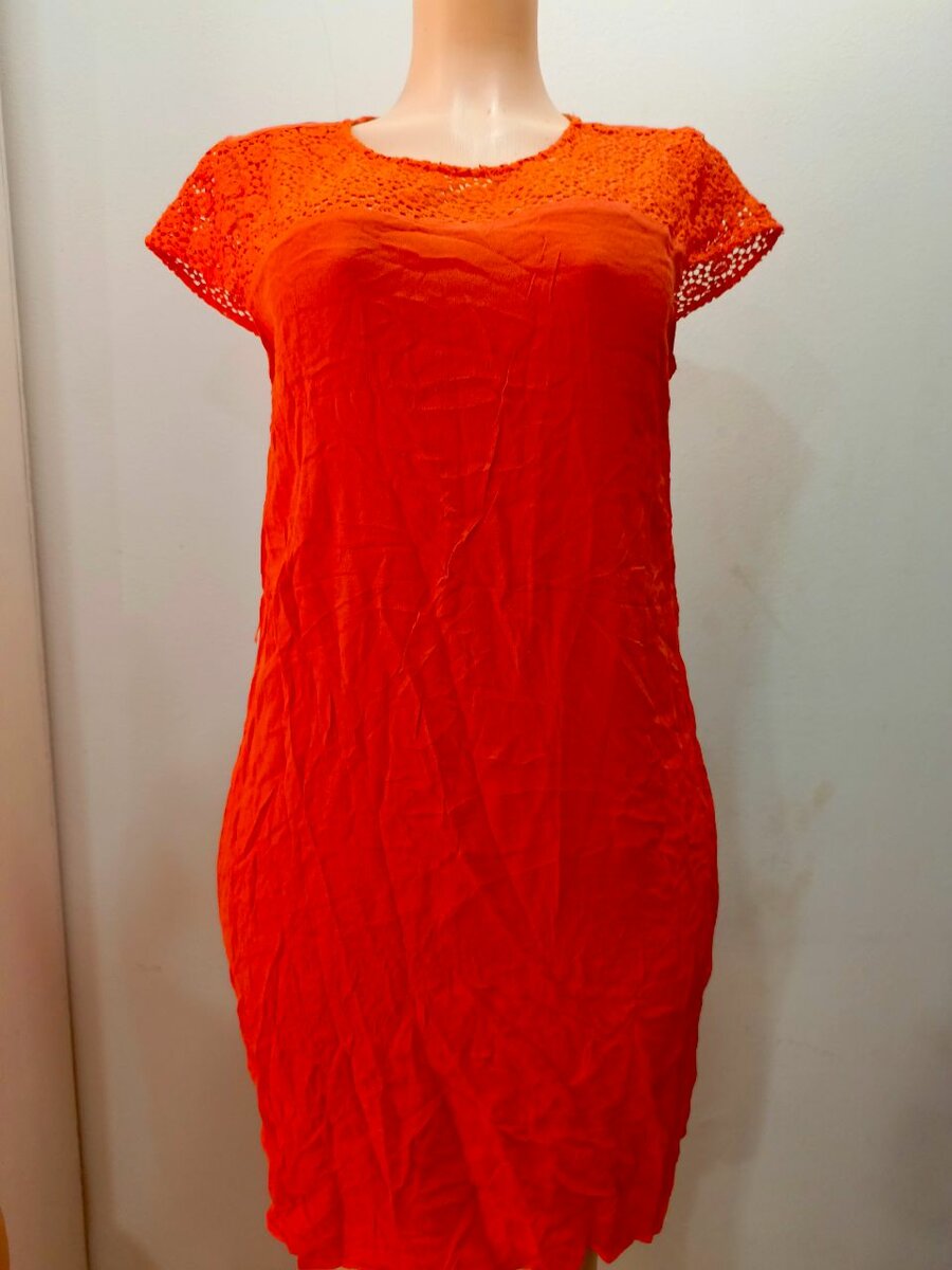 Robe en dentelle rouge vif