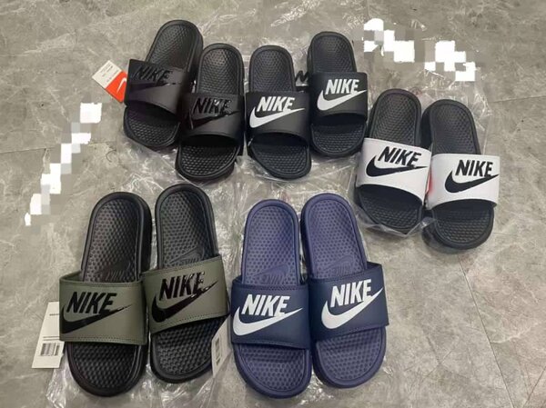 Nike Benassi Slides