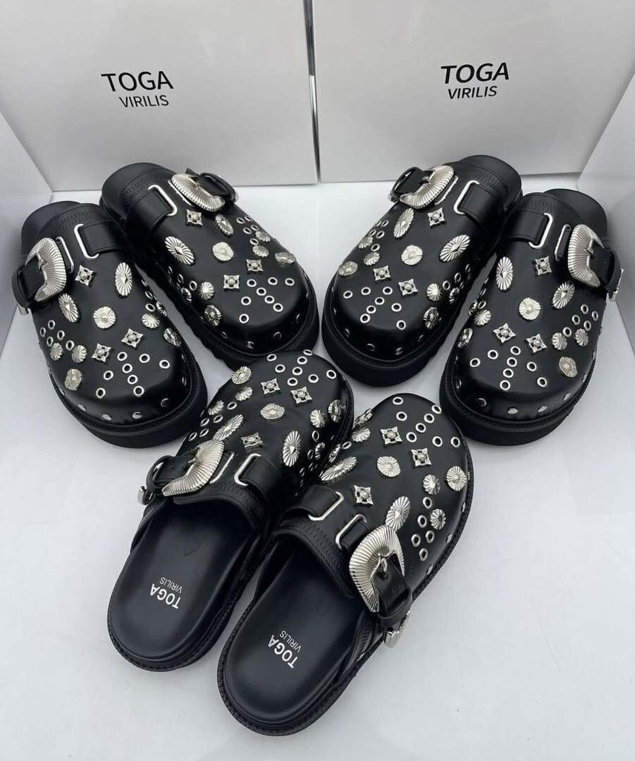 Babouche toga virilis