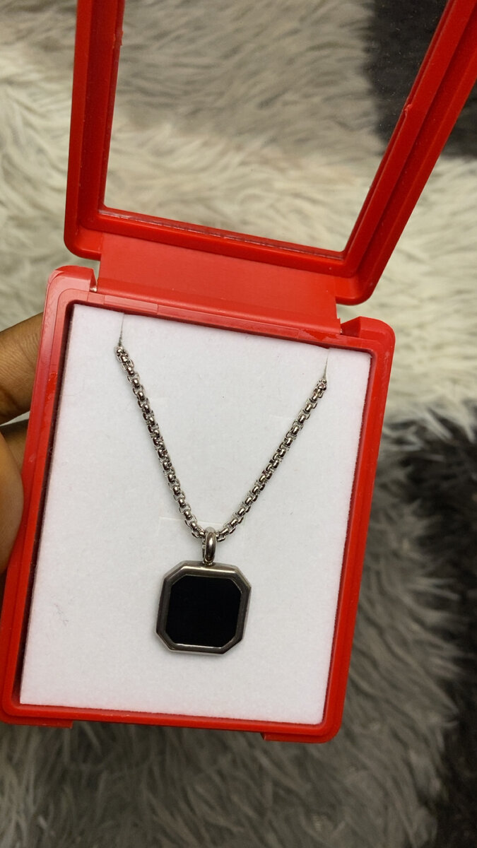 Collier pendentif octogonal noir