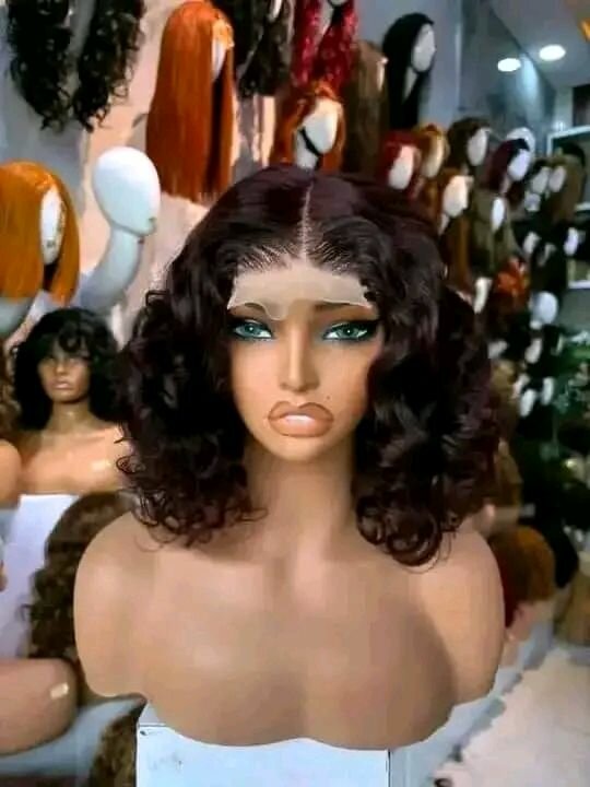 Perruque bouclée en dentelle