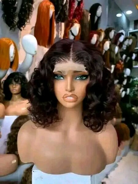 Perruque bouclée en dentelle