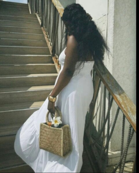 Sac en osier avec fleur blanche