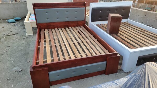 Lit double en bois moderne