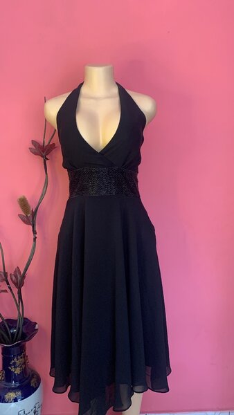 Robe Noire Élégante Dos Nu