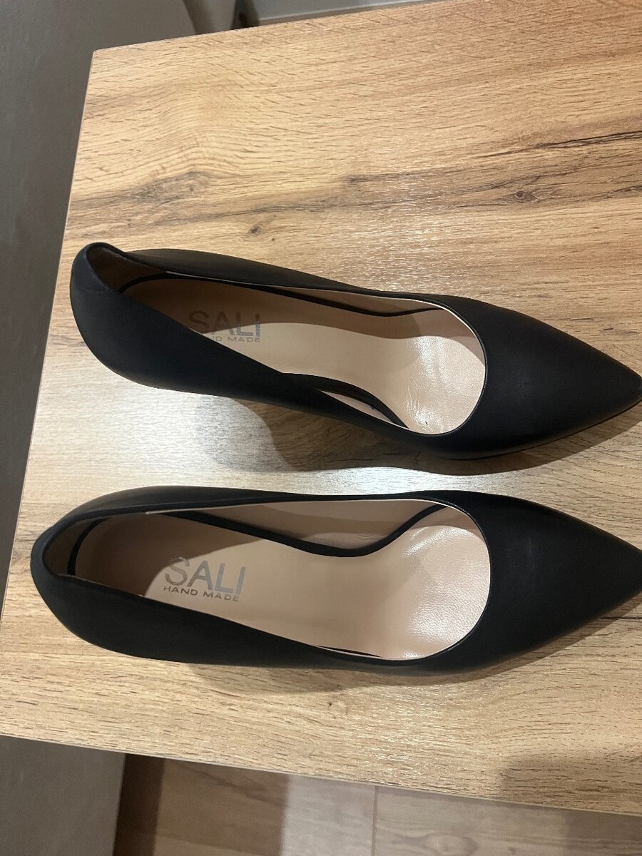 Черные туфли на высоком каблуке