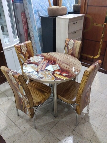 Table ronde avec 4 chaises