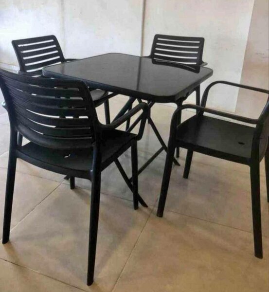1 table vitrée et 4 chaises plastiques