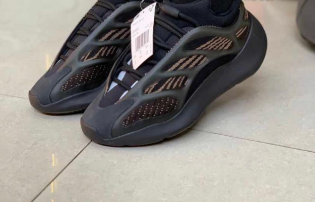 V 3 Yeezy boost 700