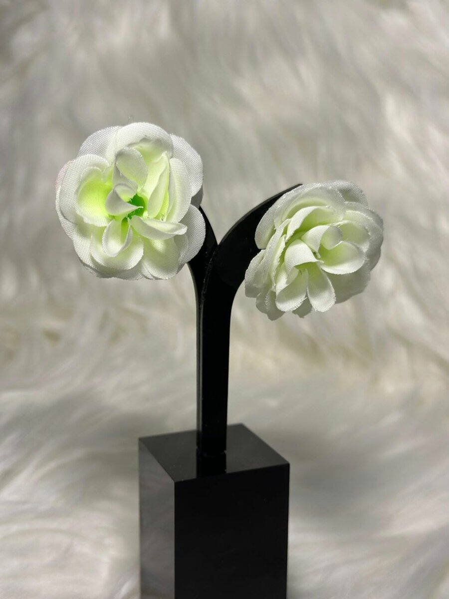 Boucles d'oreilles roses blanches