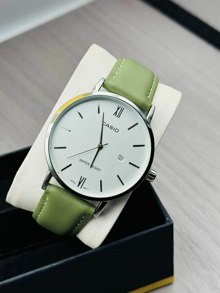 Montre élégante en cuir vert