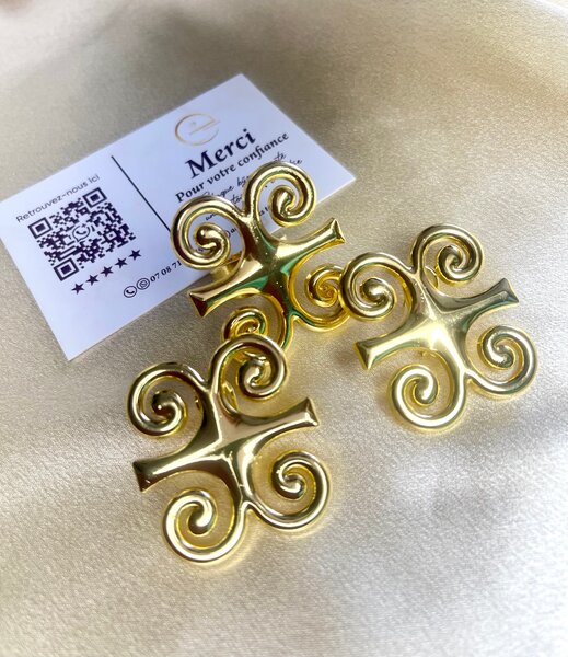 Boucles d'oreilles dorées élégantes