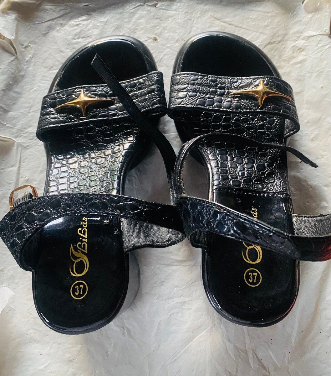 Sandales noires élégantes