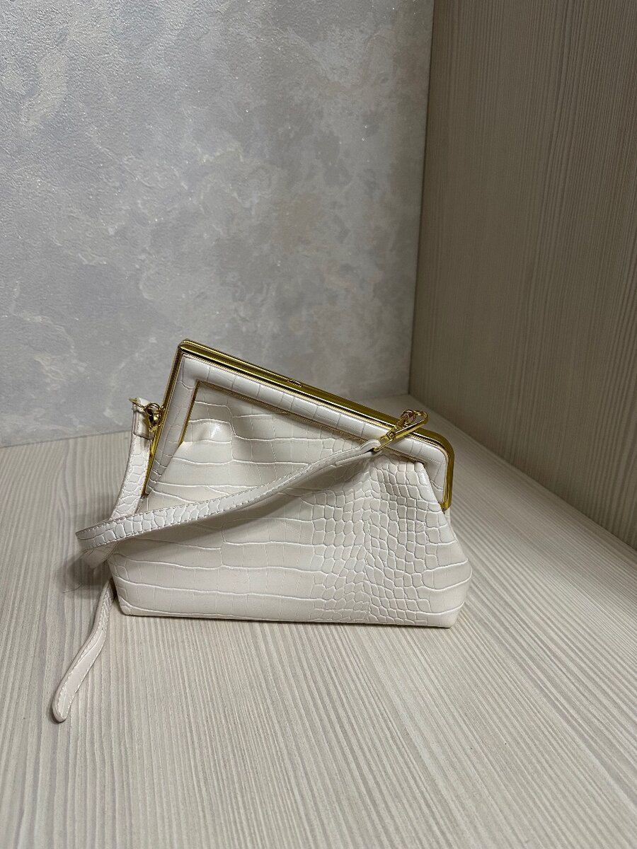 Белая сумка, асимметричной формы